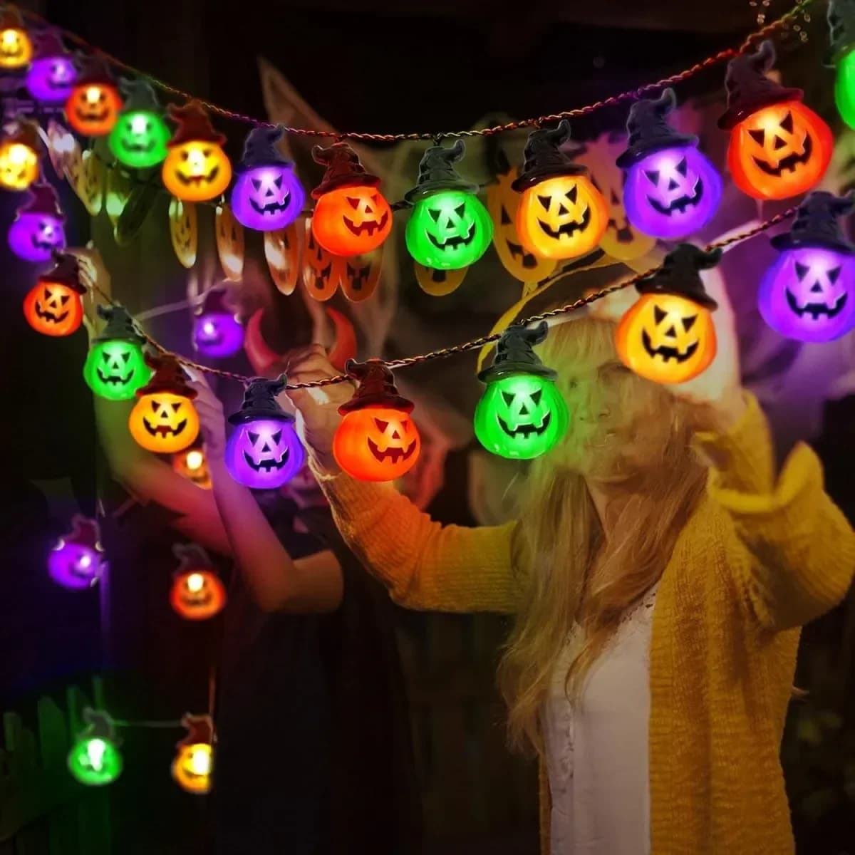 Luz LED de calabaza facetada multicolor con sombreros de bruja y fantasmas