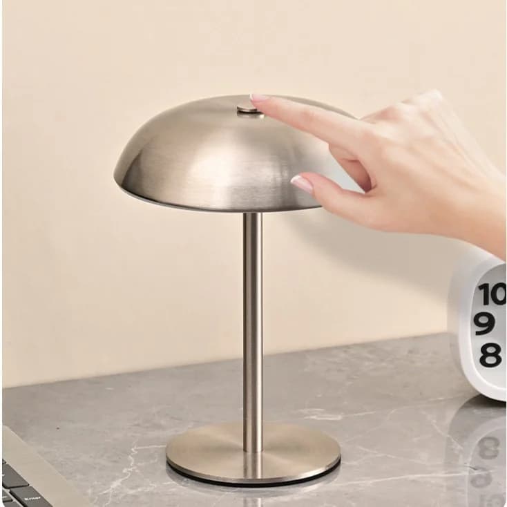 Lámpara de mesa con forma de hongo metálica recargable con control táctil