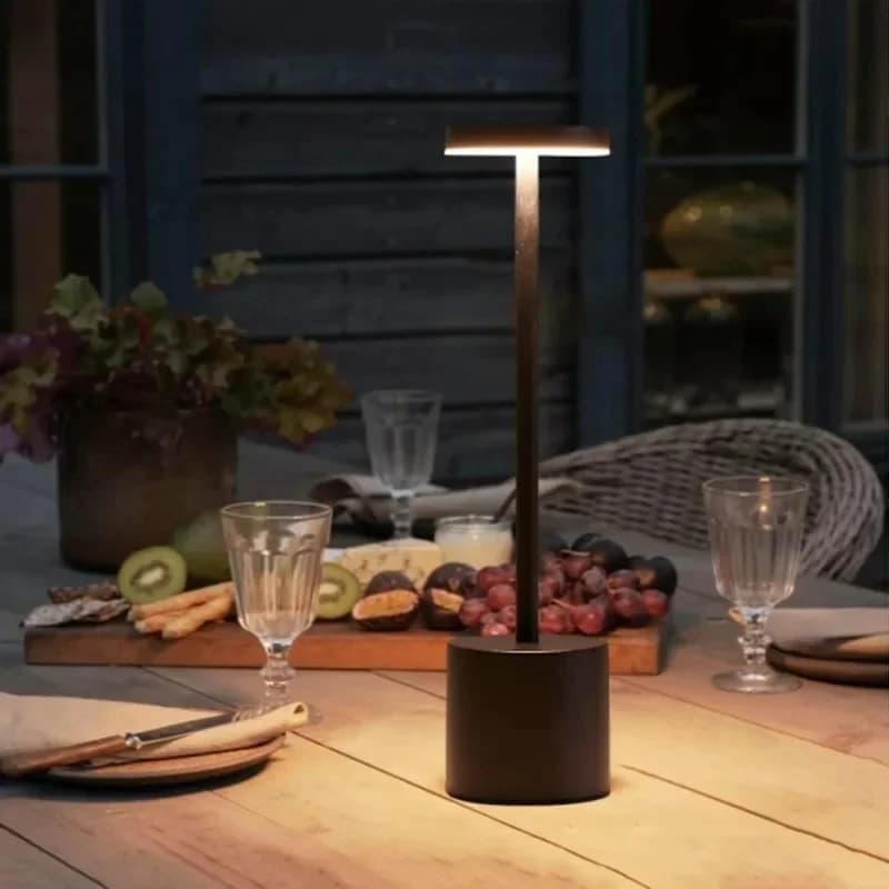 Lámpara de mesita de noche metálica regulable recargable por USB